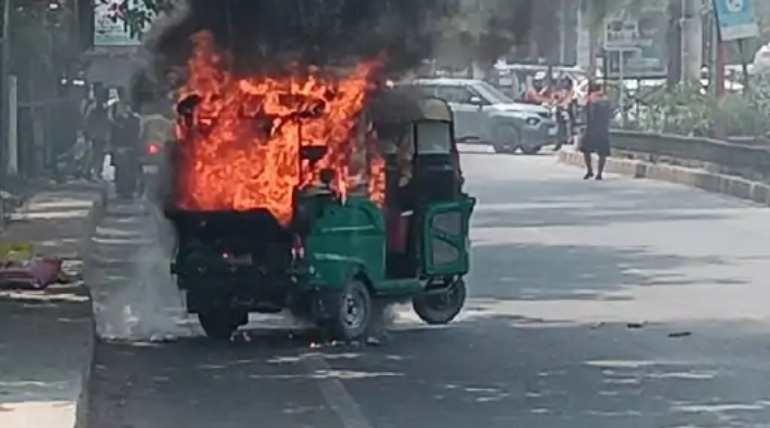 धू-धू कर जला CNG ऑटो, धुआं निकलता देख सहमें पैसेंजर्स, गाड़ी से कूद कर बचाई जान