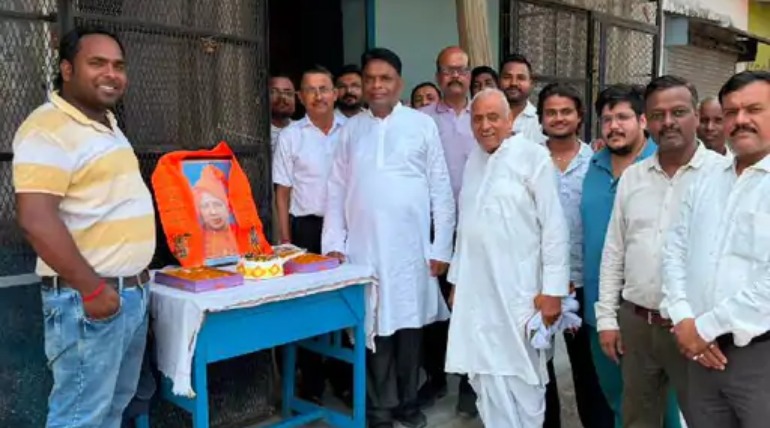 'योगी के हाथ मजबूत करेंगे, यूपी को उत्तम प्रदेश बनाएंगे', व्यापारियों ने दिया नारा, धूमधाम से मनाया CM का जन्मदिन