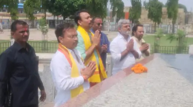 पूर्व पीसीएस अधिकारी अलंकार अग्निहोत्री चौरी-चौरा पहुंचे, शहीदों को श्रद्धांजलि दी, स्वतंत्रता सेनानियों के बलिदान को किया नमन