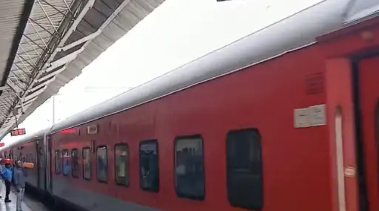 रेलवे स्टेशन पर कई गेट सील, 150 साल पुराना साइकिल स्टैन्ड बंद, निर्माणकार्य में आएगी तेजी