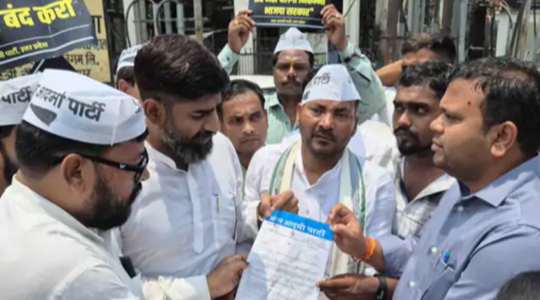 बिजली समस्या को लेकर AAP ने किया प्रदर्शन, पावर हाउस पर नारेबाजी, ऊर्जा मंत्री का पुतला फूंकने की कोशिश