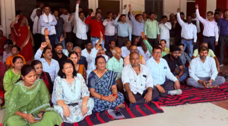 DDU में कर्मचारियों ने किया कार्य बहिष्कार, कर्मचारी से मारपीट के विरोध में दिया धरना