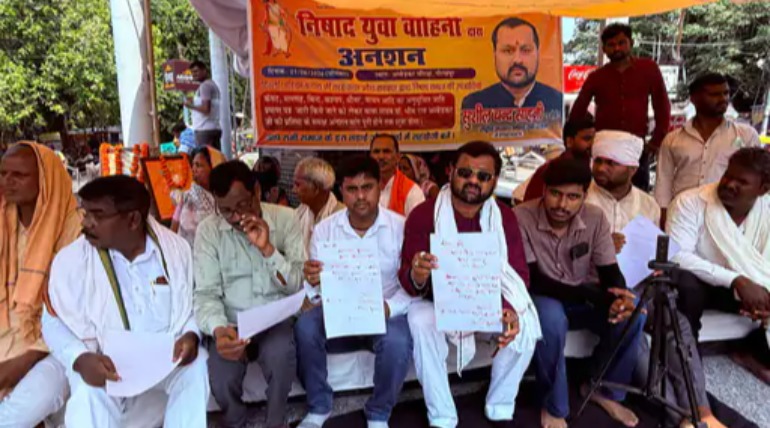 निषाद आरक्षण के लिए खून से लिखा पत्र, समाज के लोगों में नाराजगी, पत्र सीएम-पीएम को भेजा