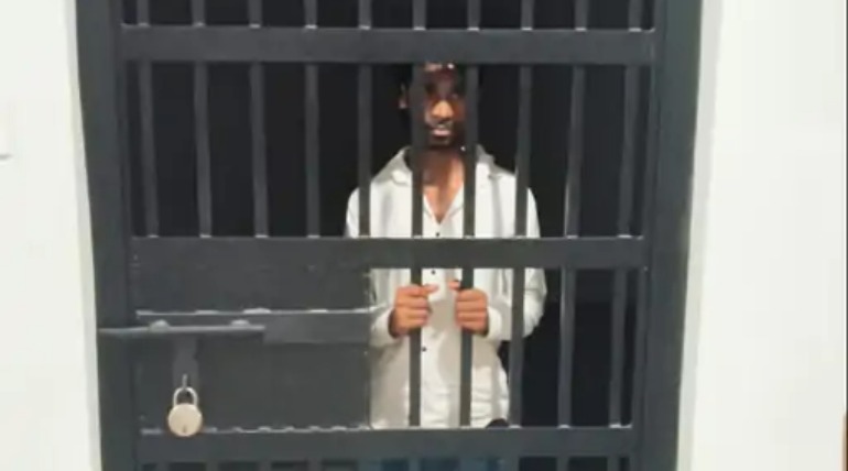 पुलिस भर्ती परीक्षा में एक युवक अंडरवियर में मोबाइल छुपाकर पहुंचा, पुलिस ने किया गिरफ्तार