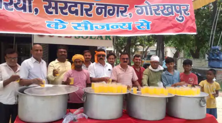 ज्येष्ठ के छठे मंगलवार को शरबत वितरण, राहगीरों को पिलाया ठंडा जल
