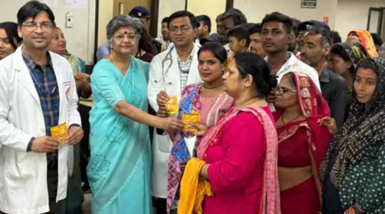AIIMS में बांटे ORS के पैकेट, डायरिया को नजरअंदाज न करें, समय पर डॉक्टर से लें सलाह