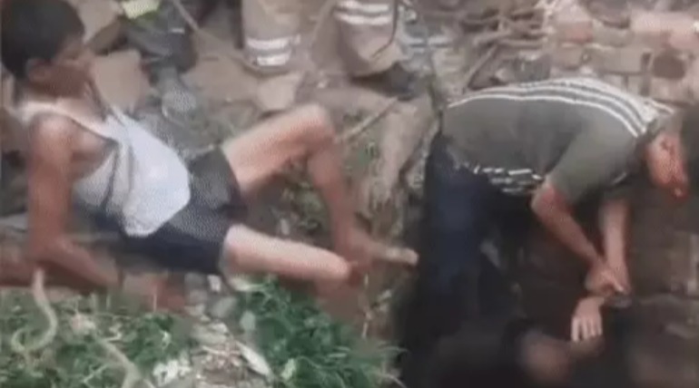 खुले नाले में डूबने से व्यक्ति की मौत, आधे घंटे तक चली तलाश, रस्सी के सहारे निकाला बाहर