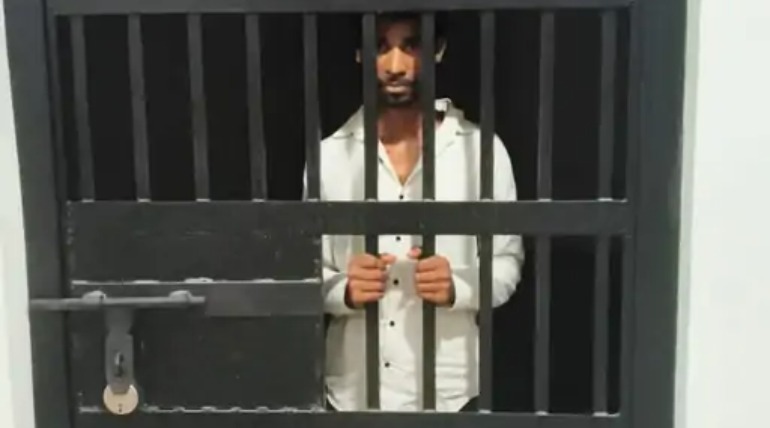 अंडरवियर में मोबाइल छिपाने वाला गिड़गिड़ाया, रोते हुए बोला- पुलिस बनने का सपना था, क्रिमिनल बन गया, बदनामी होगी