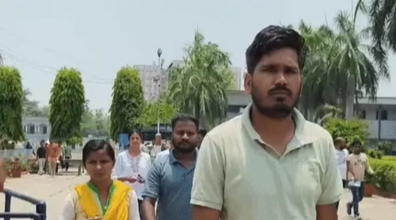 गोरखपुर में 44 केंद्र पर पुलिस भर्ती परीक्षा, महिला अभ्यर्थी का फोन लेकर भागा युवक, दूसरे दिन 10,230 ने छोड़ी परीक्षा