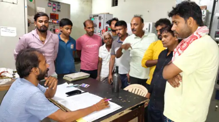 72 घंटे से 200 घरों में अंधेरा, सीएम योगी के बसाये गांव में भी बिजली नहीं, नाराज ग्रामीणों ने सब-स्टेशन घेरा