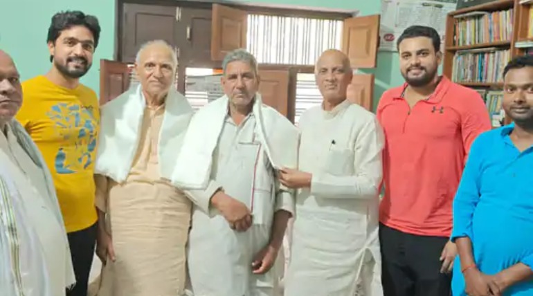 पिपराइच विधायक ने प्रबुद्ध नागरिकों को किया सम्मानित, महेंद्र पाल सिंह बोले- नई पीढ़ी के प्रेरणास्रोत हैं समाज के विद्वान