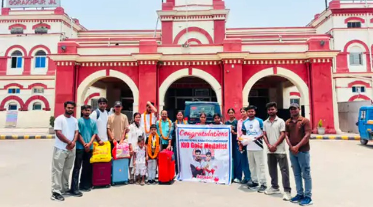 नेशनल कराटे चैंपियन का गोरखपुर में भव्य स्वागत, देहरादून में जीता गोल्ड, देश भर के खिलाड़ियो को पछाड़ा
