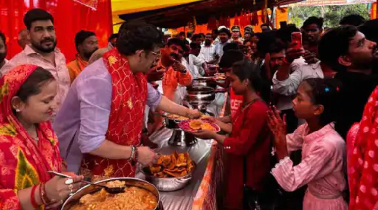बुढ़िया माता मंदिर पहुंचे सांसद रवि किशन, मोदी सरकार के 12 साल पूरे होने पर की पूजा-अर्चना, भंडारे में शामिल हुए हजारों श्रद्धालु