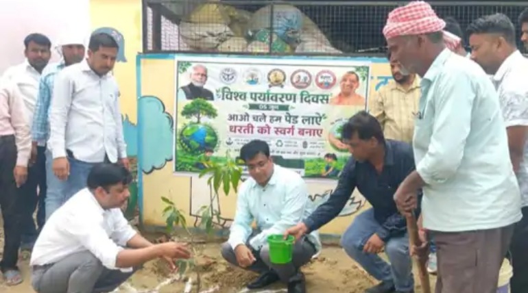पिपरौली के मलीन बस्ती से किया साफ-सफाई, प्लास्टिक मुक्त गांव बनाने का संकल्प, उप निदेशक पंचायती राज हुए शामिल
