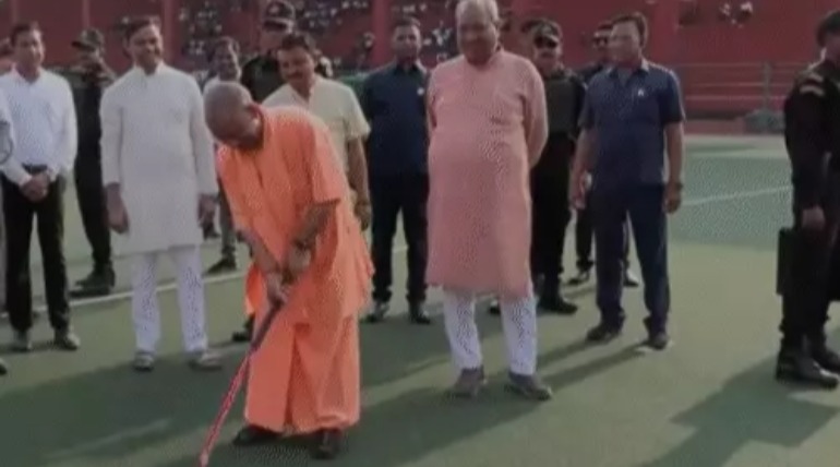 वीर बहादुर सिंह स्पोर्ट्स कॉलेज में योगी ने यहां खिलाड़ियों के साथ ग्रुप खिंचवाई फोटो, 38 परियोजनाओं का लोकार्पण