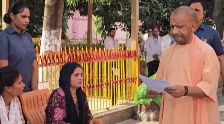 सीएम योगी ने जनता दरबार में लोगों की समस्याएं सुनीं, जमीन से जुड़े मामले सबसे अधिक रहे, मुख्यमंत्री ने सभी को समाधान का दिया भरोसा