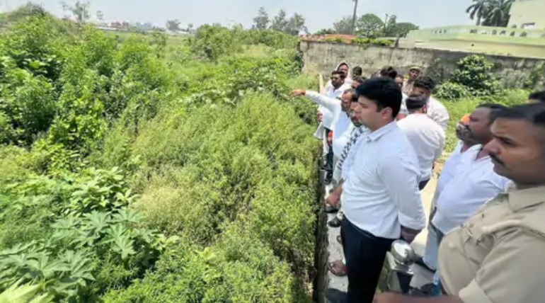 चौरीचौरा विधायक ने सड़क निर्माण का किया निरीक्षण, सीएम के निर्देश पर शहीद स्मारक के पास अतिक्रमण हटाने के निर्देश
