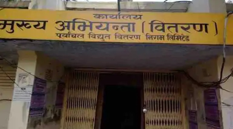ओवरलोड से जल गई एबीसी केबल, पोल से निकली आग की लपटें, 200 घरों की बिजली हुई प्रभावित