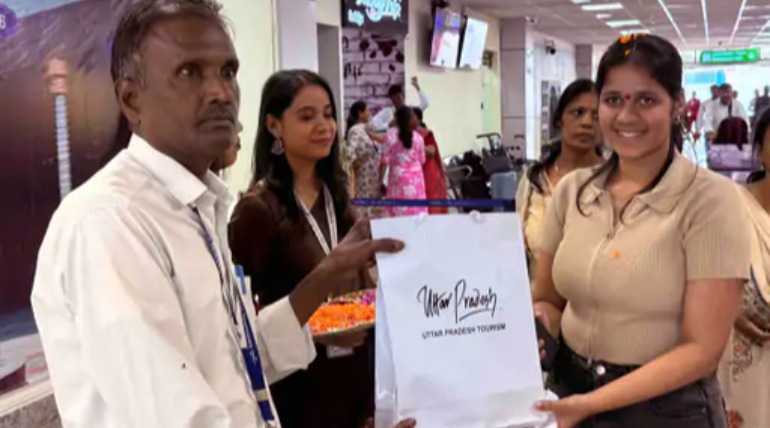 एयरपोर्ट पर यात्रियों का तिलक लगाकर वेलकम, यात्री सुविधा दिवस मना, महिला स्टाफ को किया सम्मानित