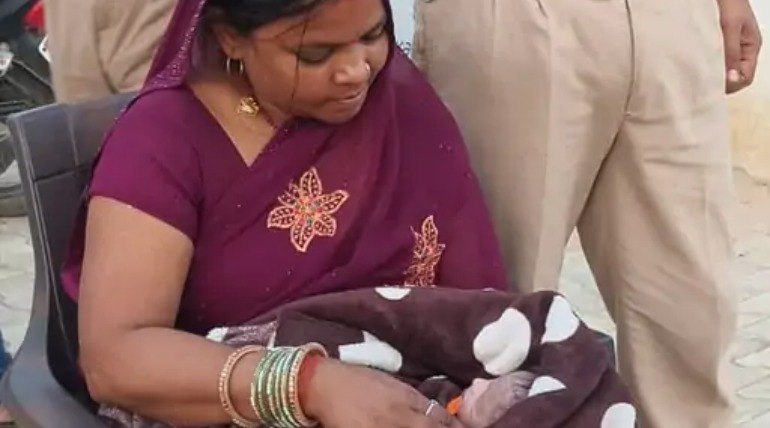 डुमरी नंबर दो में मिला नवजात, मेडिकल कालेज में भर्ती, गोंद लेने को तैयार दंपती