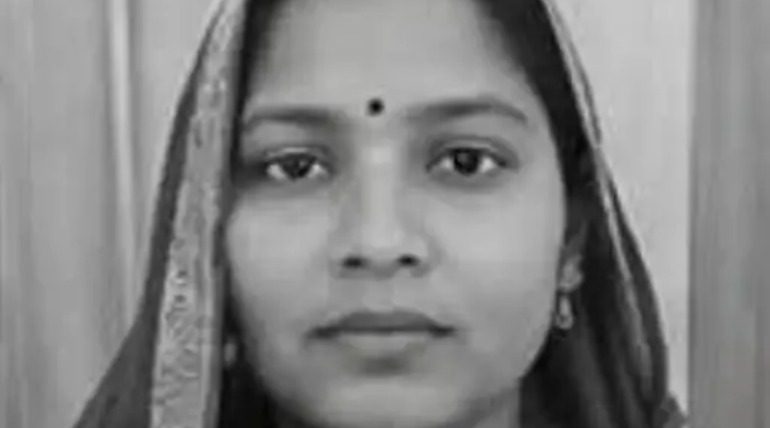रास्ता पार करते वक्त हुआ हादसा, बुलेट सवार ने दो औरतों को मारी ठोकर, एक की मौत