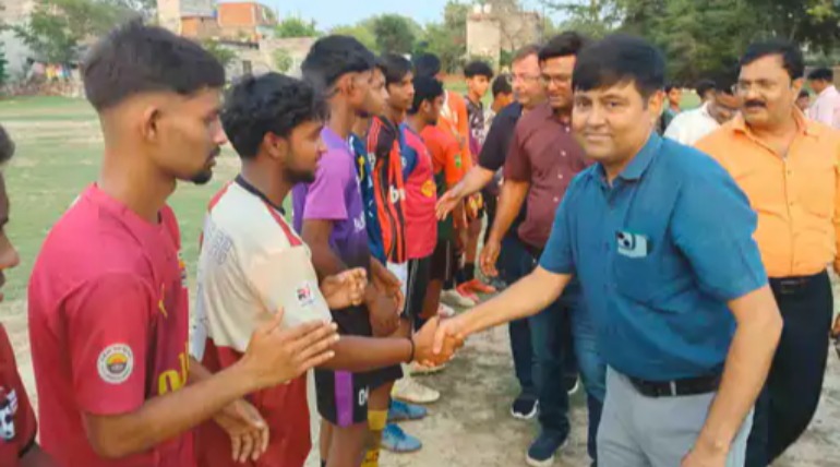 फुटबॉल-वॉलीबॉल समर कैंप, 100 खिलाड़ियों को मिली स्पोर्ट्स किट, अगले साल होगी अखिल भारतीय फुटबॉल प्रतियोगिता