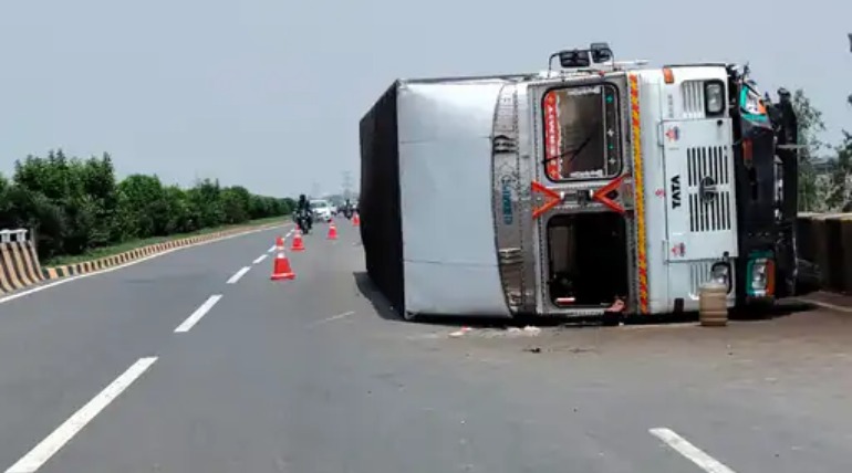 बांस लदा ट्रक पलटा, चौरीचौरा हाईवे पर चालक-परिचालक गंभीर घायल, यातायात प्रभावित