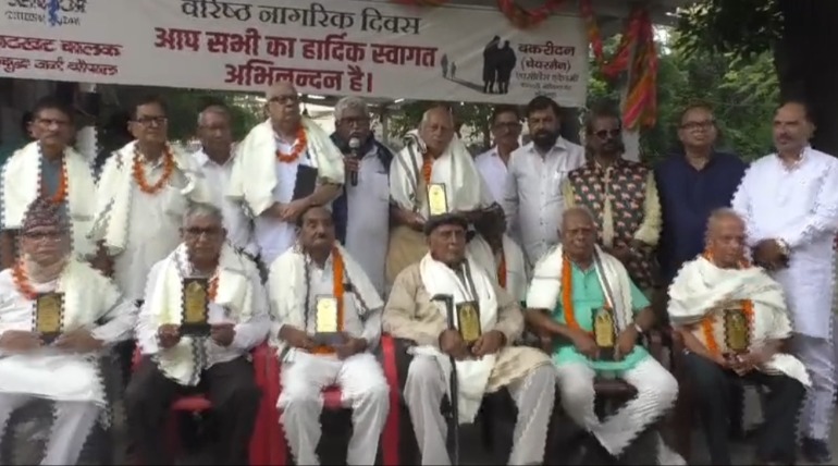 वरिष्ठ नागरिक दिवस पर प्रबुद्ध वर्ग चौपाल में हुआ बुजुर्गों का सम्मान