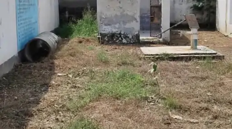 मटियारा स्कूल में हैंडपंप खराब, शौचालय गंदा