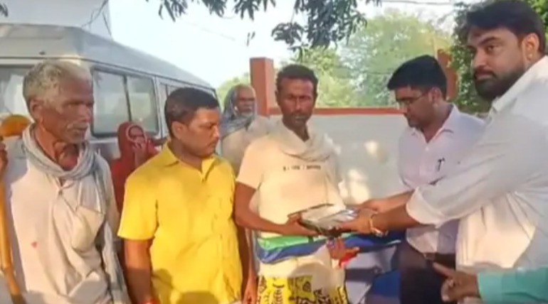 बाढ़ पीड़ितों को दिया हाईटेक टेंट