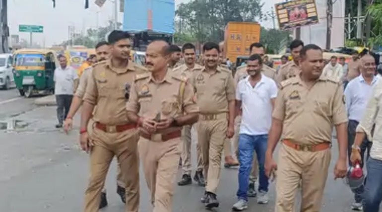सहजनवां में अतिक्रमण हटाने की चेतावनी, दुकानदारों ने समेटा सामान