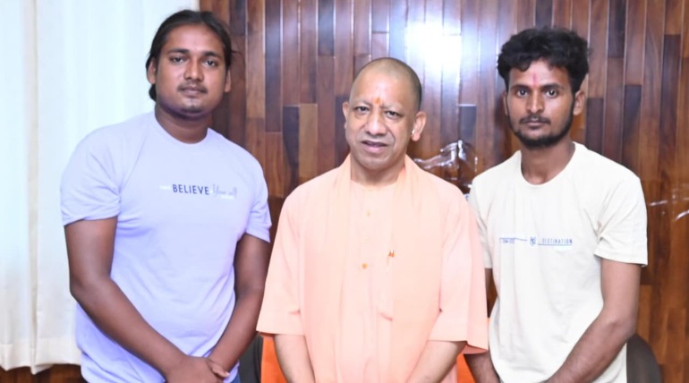निःस्वार्थ पोखरे की गंदगी साफ करने वाले करण और अनुपम की CM ने की सराहना, साथ में फोटो भी खिंचाई