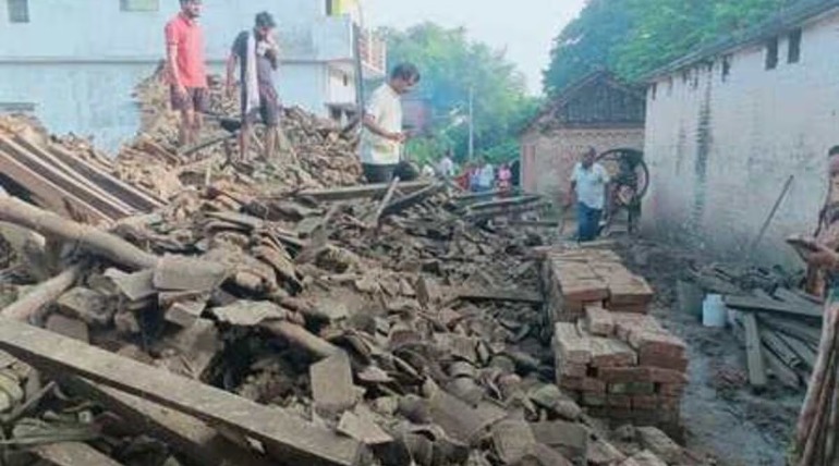 दूध लेने निकले 80 वर्षीय वृद्ध पर गिरी जर्जर दीवार,दबकर मौत