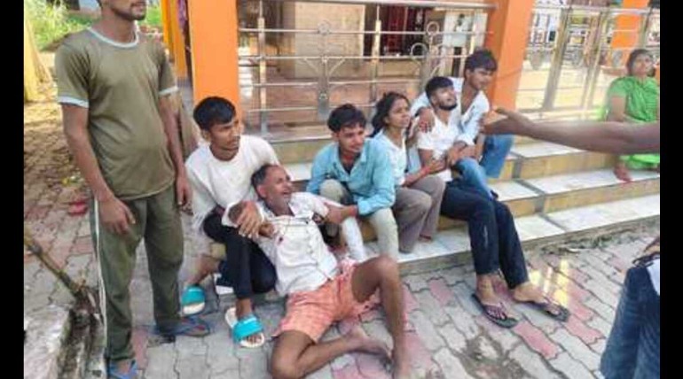 गोरखपुर में बीमार बेटे को दिखाने जा रहे दंपति को डंपर ने रौंदा