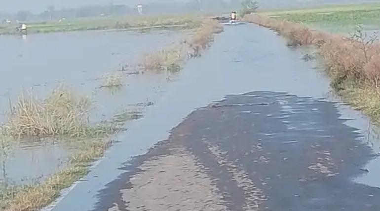 चिउटीजाम-फुलवरिया सड़क पर चढ़ा बरसात का पानी, आवागमन हुआ मुश्किल