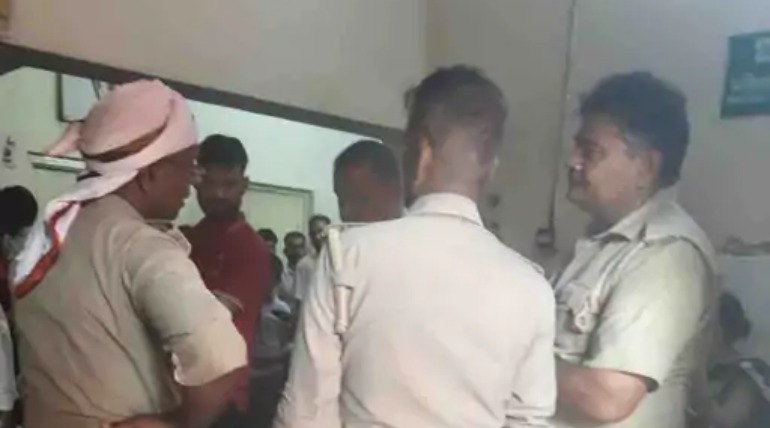 बड़हलगंज में आपसी विवाद में युवक को घेरकर पीटा
