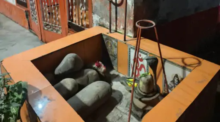 कुसम्ही बाजार के दुर्गा मंदिर से घंटा और जलधारी चोरी, पुलिस जांच में जुटी