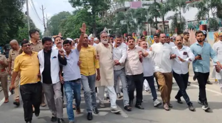 गोरखपुर में एसआईआर के विरोध में कांग्रेस ने फूंका पुतला, राजेश तिवारी के नेतृत्व में निकला मार्च