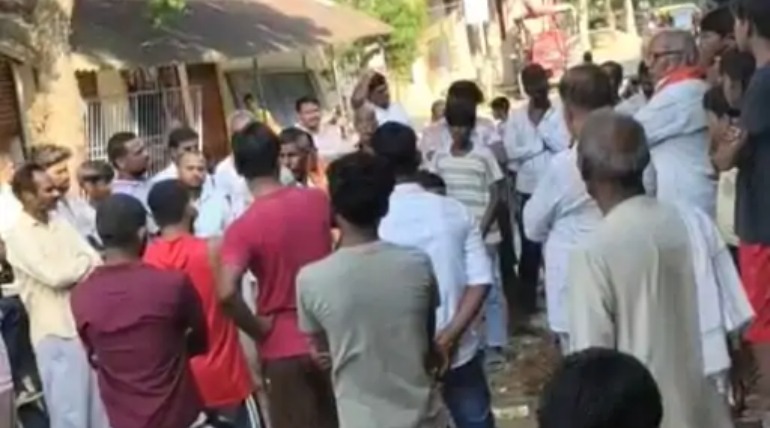गोविंदपुर में बिजली पोल लगाने से रोका:चार गांवों में चार दिन से बिजली ठप