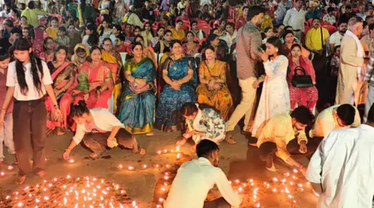 गोरखपुर में नौका विहार पर जलाए 1111 दीप