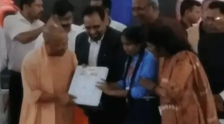 योगी ने दिव्यांगों को दिए कृत्रिम अंग, गोरखपुर में 127 को मोटराइज्ड ट्राईसाइकिल