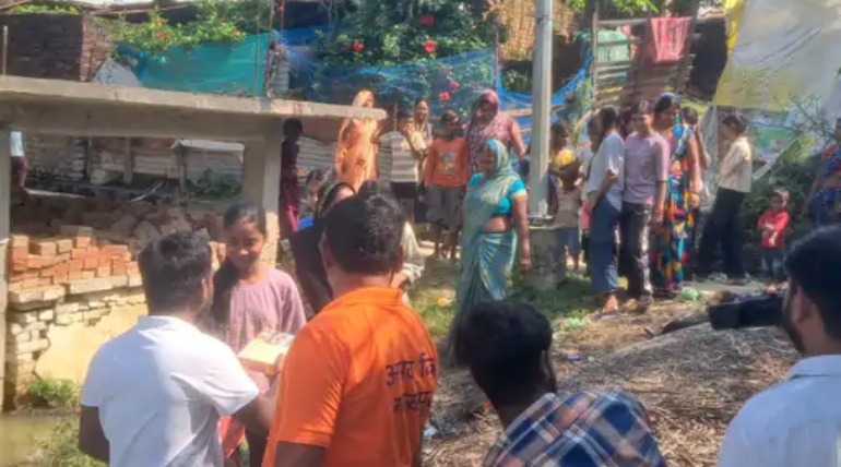 नौसढ़ दक्षिणी बहरामपुर में बाढ़ पीड़ितों को मिली राहत सामग्री