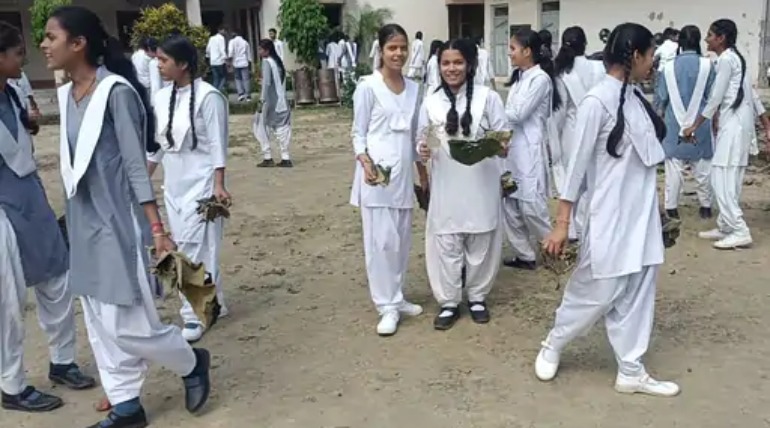 सहजनवां के स्कूल में चला स्वच्छता अभियान