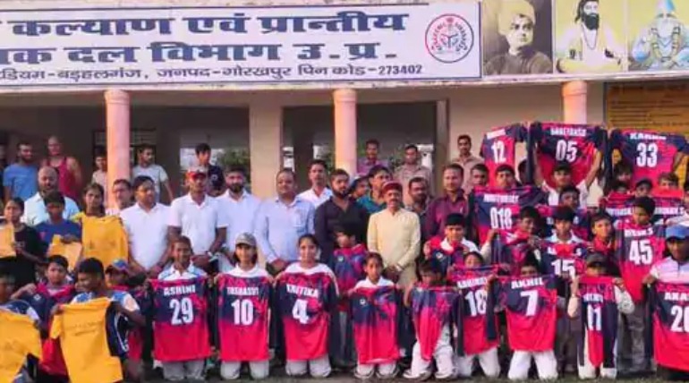 बड़हलगंज में ब्लॉक युवा केंद्र का उद्घाटन, खिलाड़ियों को खेल किट बांटी गईं