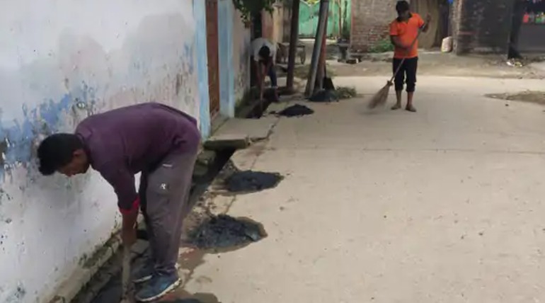 साकेत नगर में सफाई कर्मचारियों ने संभाला मोर्चा, गलियों और सड़कों पर चला सफाई अभियान