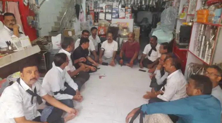मॉडल बदलने के विरोध में व्यापारियों ने काली पट्टी बांधी, चौरीचौरा में वाई मॉडल की मांग