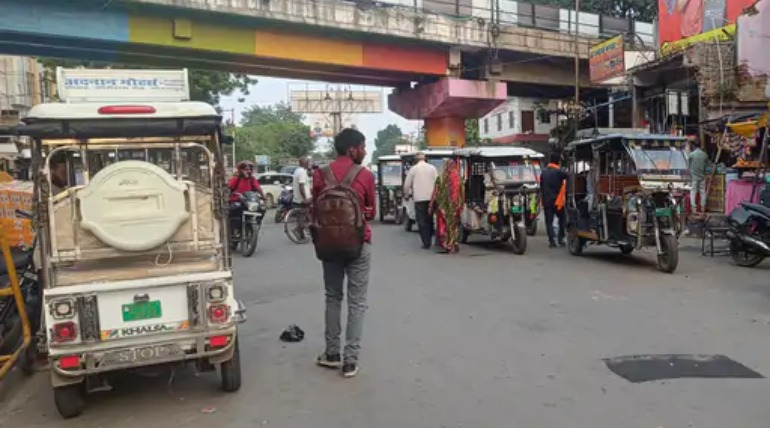 धर्मशाला चौराहे पर ई-रिक्शा का जमावड़ा, लग रहा जाम, विरासत गलियारे के मुहाने पर मनमानी