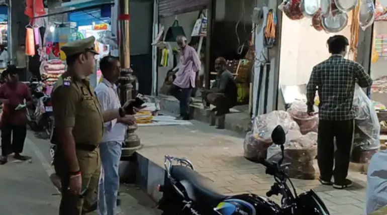 गोरखपुर के विरासत गलियारा में अतिक्रमण पर पुलिस सख्त, दुकानदारों को फुटपाथ खाली करने का अल्टीमेटम