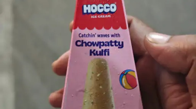 कुल्फी के पैकेट में मक्खी के अवशेष मिलने की शिकायत, मोहरीपुर में ग्राहक ने Hocco कंपनी की चाउपाटी कुल्फी खरीदी