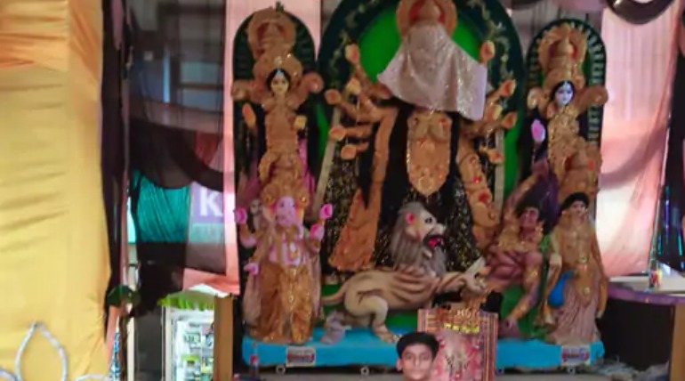 पिपराइच के गांवों में सजे भव्य दुर्गा पूजा पंडाल, मां दुर्गा की प्रतिमाएं स्थापित